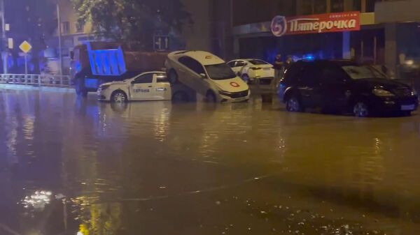 Затопленные подземные переходы, машины по колеса в воде: улицы Сочи погрузились в воду после ливня (копия)