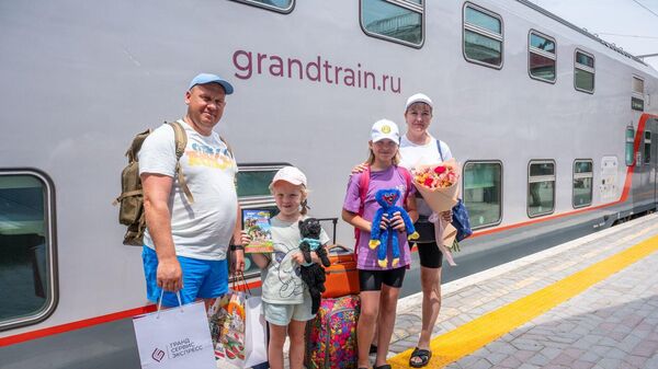 Житель Тамбова с семьей, который стал 5-миллионным пассажиром поездов Таврия