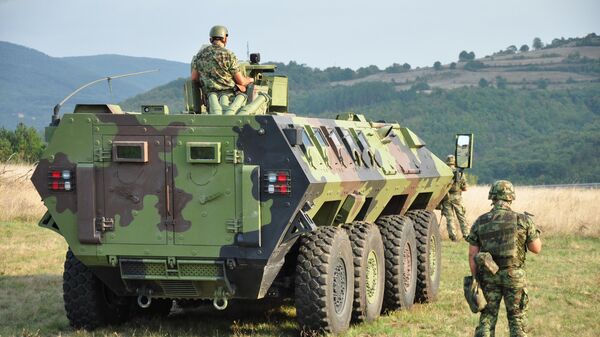 Сербские военные и бронетехника 