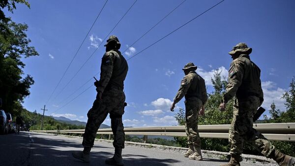 Солдаты НАТО, несущие службу в Косово