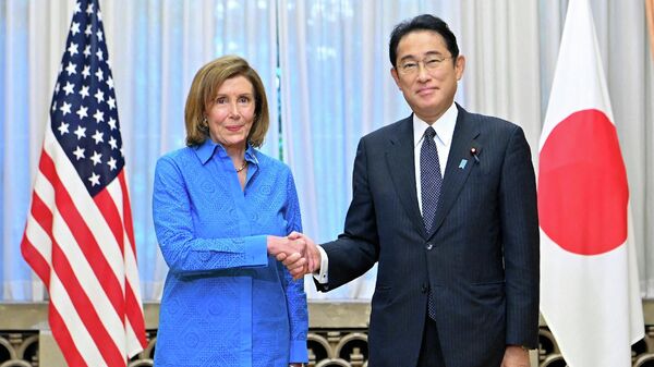 Спикер Палаты представителей США Нэнси Пелоси с премьер-министром Японии Фумио Кисида 