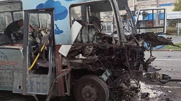 Последствия попадания украинского снаряда в автобус в Донецке