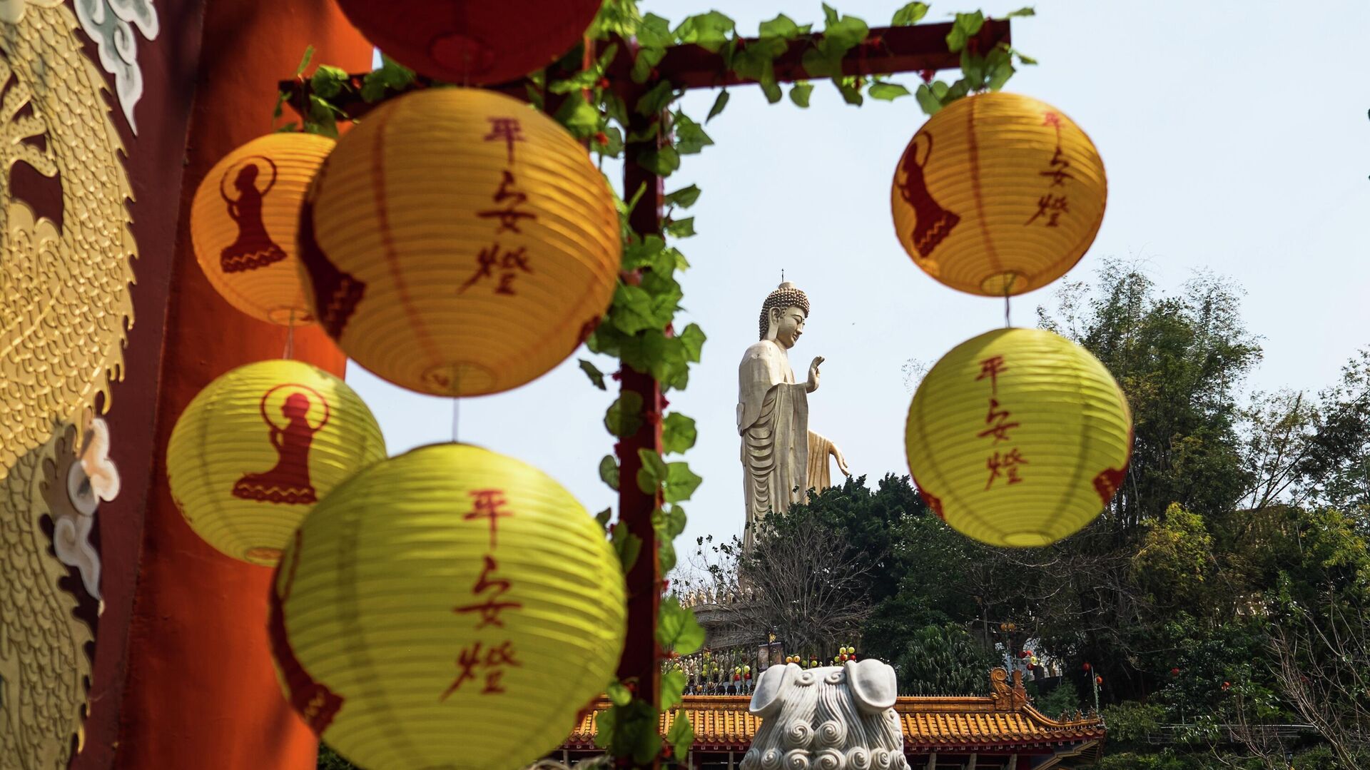 Вид на статую Будды на территории монастыря Фо Гуан Сан в городе Гаосюн. Тайвань - РИА Новости, 1920, 08.08.2022