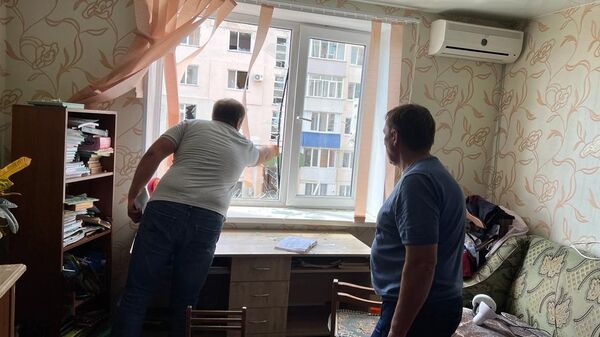 В поселке Новофедоровка после взрывов в домах повыбивало окна
