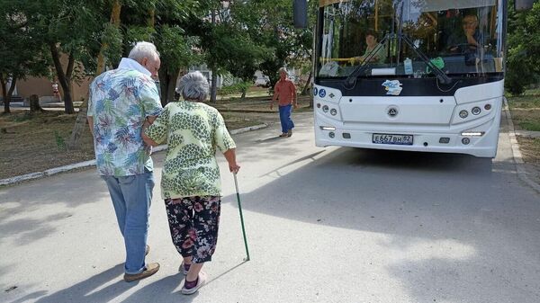Эвакуированных после взрывов на аэродроме в Новофедоровке возвращают домой на автобусах