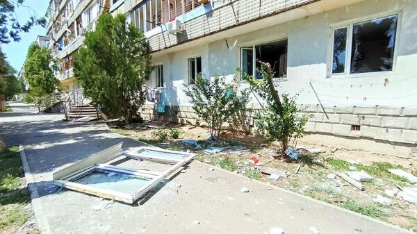 В поселке Новофедоровка после взрывов в домах повыбивало окна
