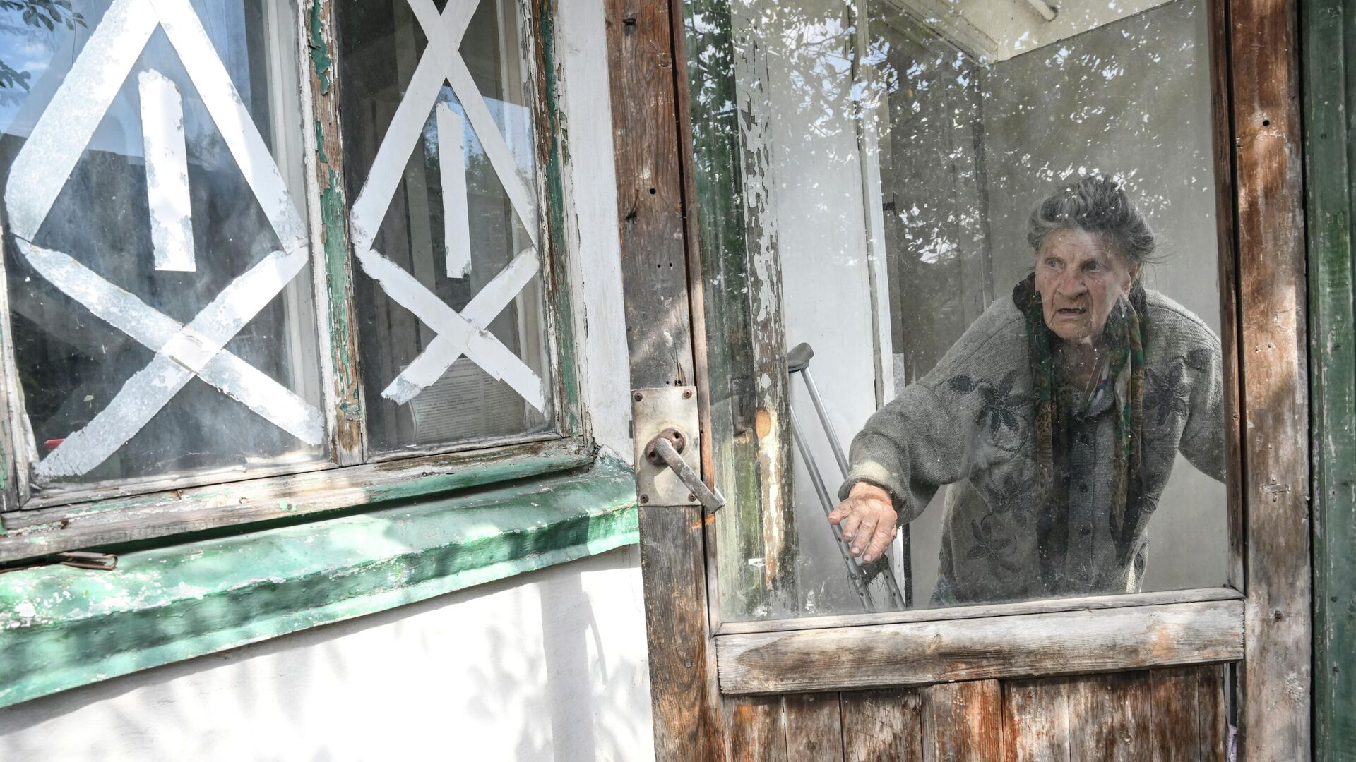 Жительница Донецка в своем доме, поврежденном в результате обстрела. - РИА Новости, 1920, 11.09.2022