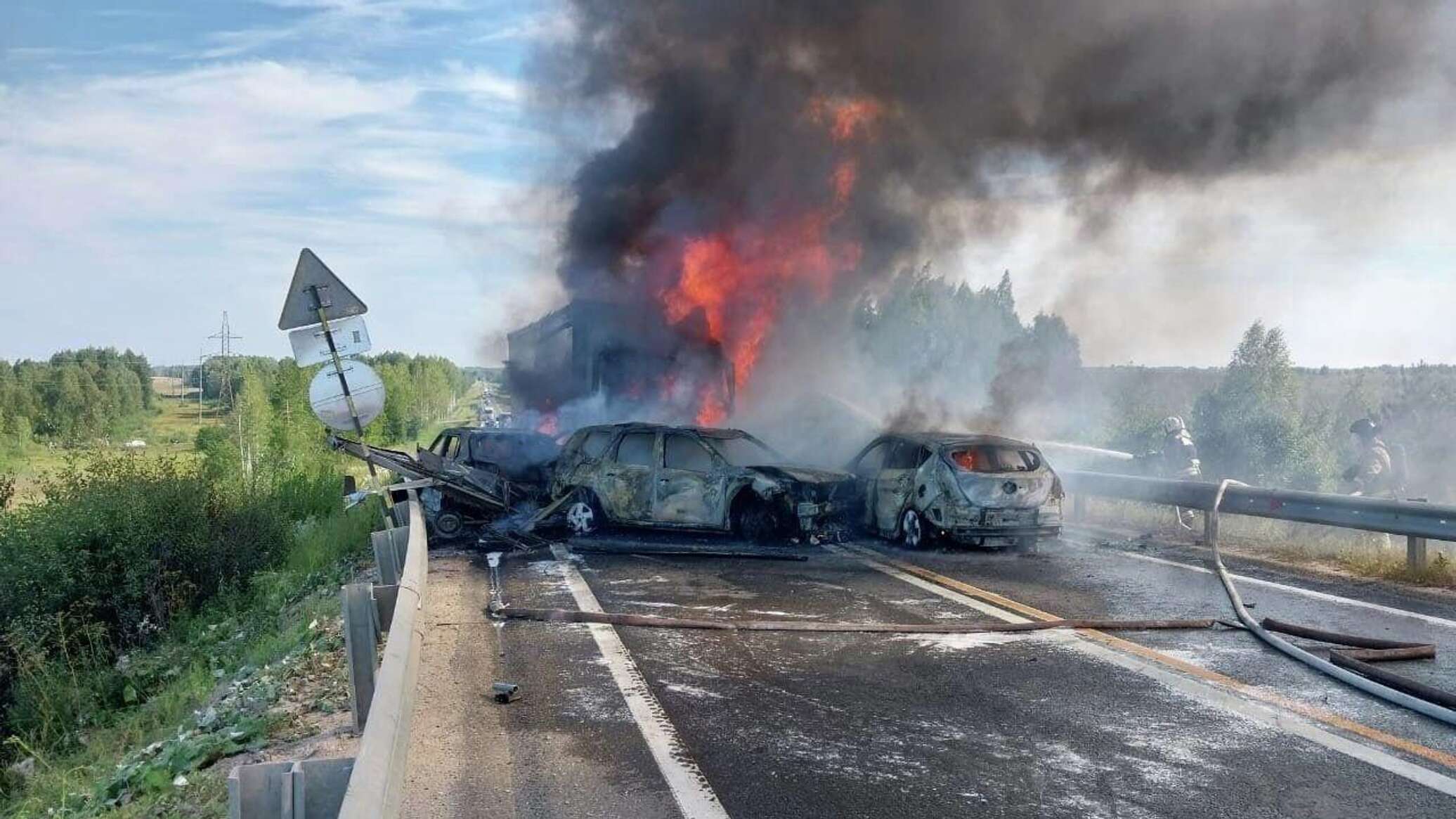 16 августа 20. ДТП В Вологодской област. Сгорела фура на трассе м7.