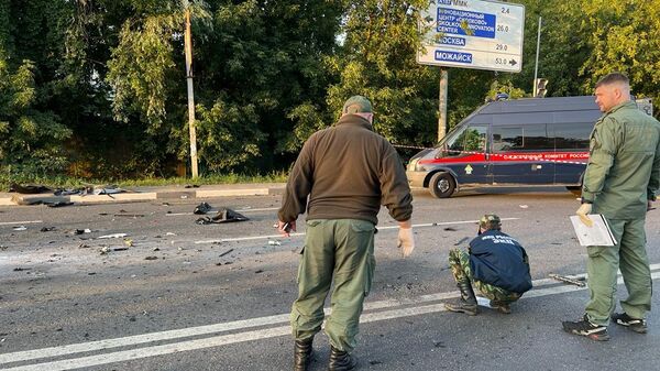 Работа сотрудников Следственного комитета на месте взрыва автомобиля, в котором  ехала Дарья Дугина 
