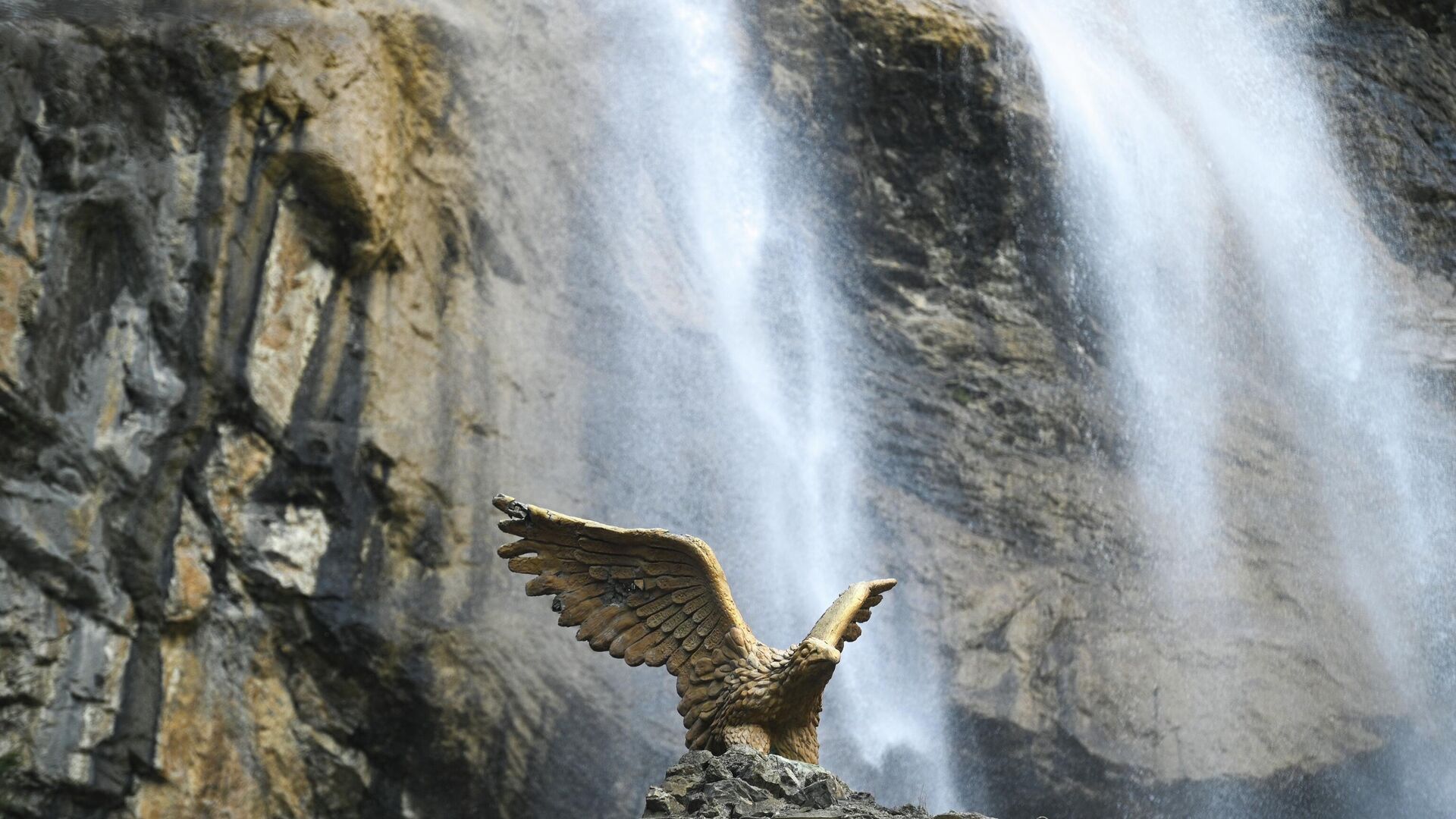 Скульптура орла на крыше водозабора на водопаде Учан-су в Крыму - РИА Новости, 1920, 23.08.2022