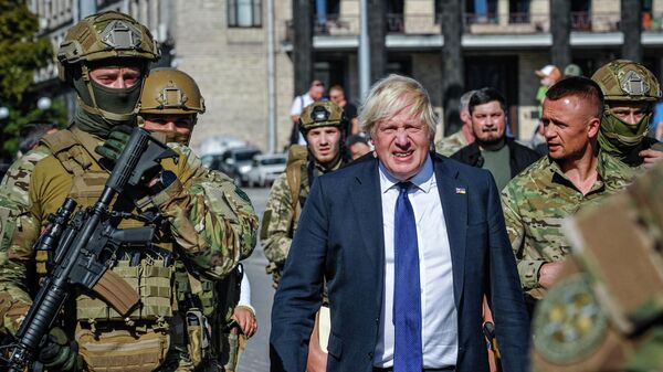Премьер-министр Великобритании Борис Джонсон (в центре) на Майдане Независимости в Киеве. 24 августа 2022 год