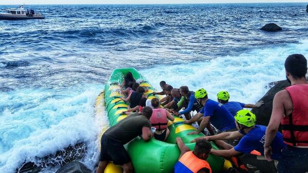 На ЮБК спасатели эвакуировали отдыхающих, которых вынесло на банане на каменистый дикий пляж