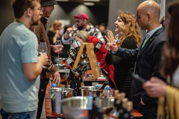 Дегустация вин на ежегодном фестивале WINEPARK Fest Дегустация вин на ежегодном фестивале WINEPARK Fest