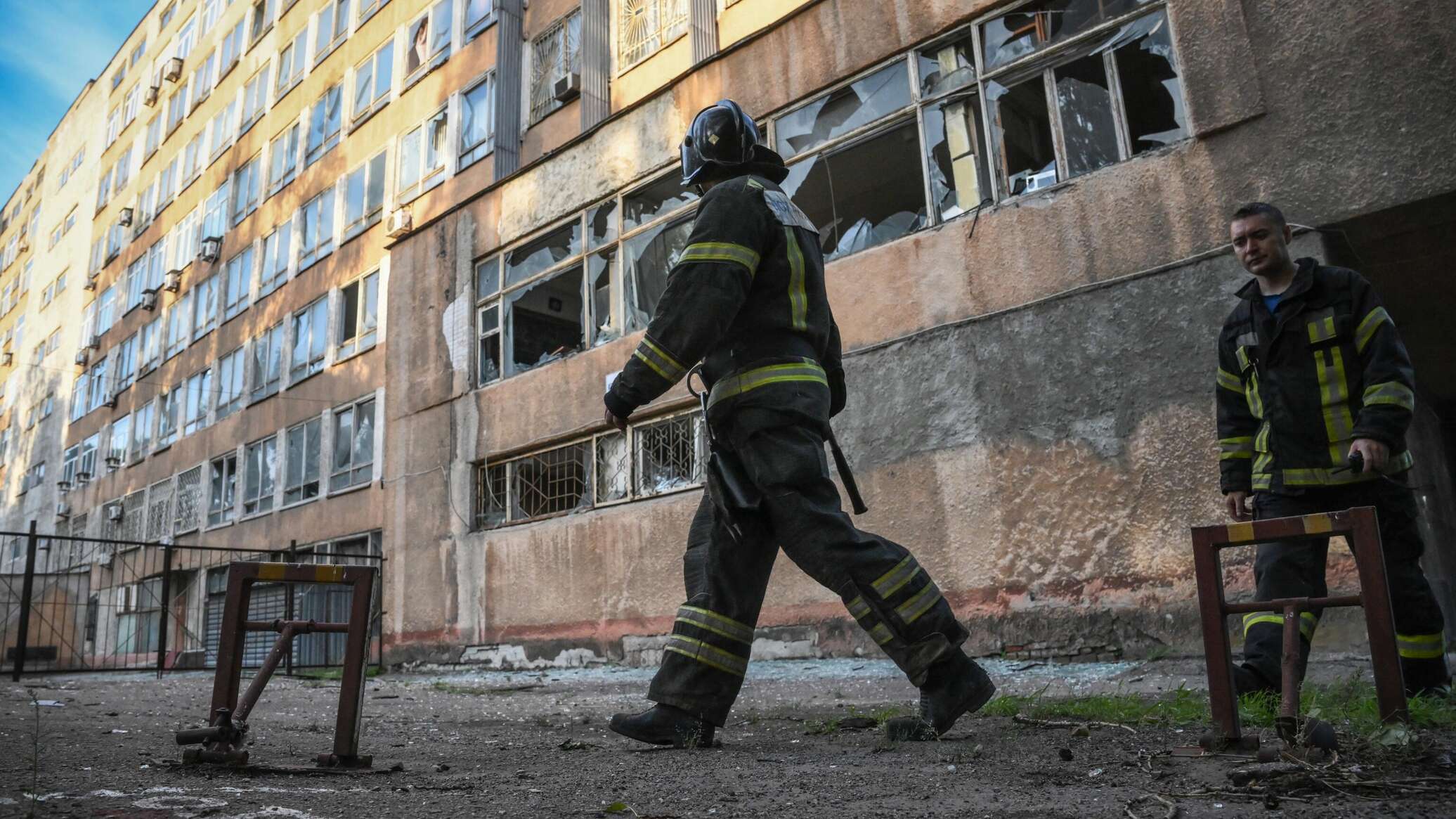 Донецк последний час. Пожарные Украины. Донецк война жилые дома. Возле здания. Донбасс город.