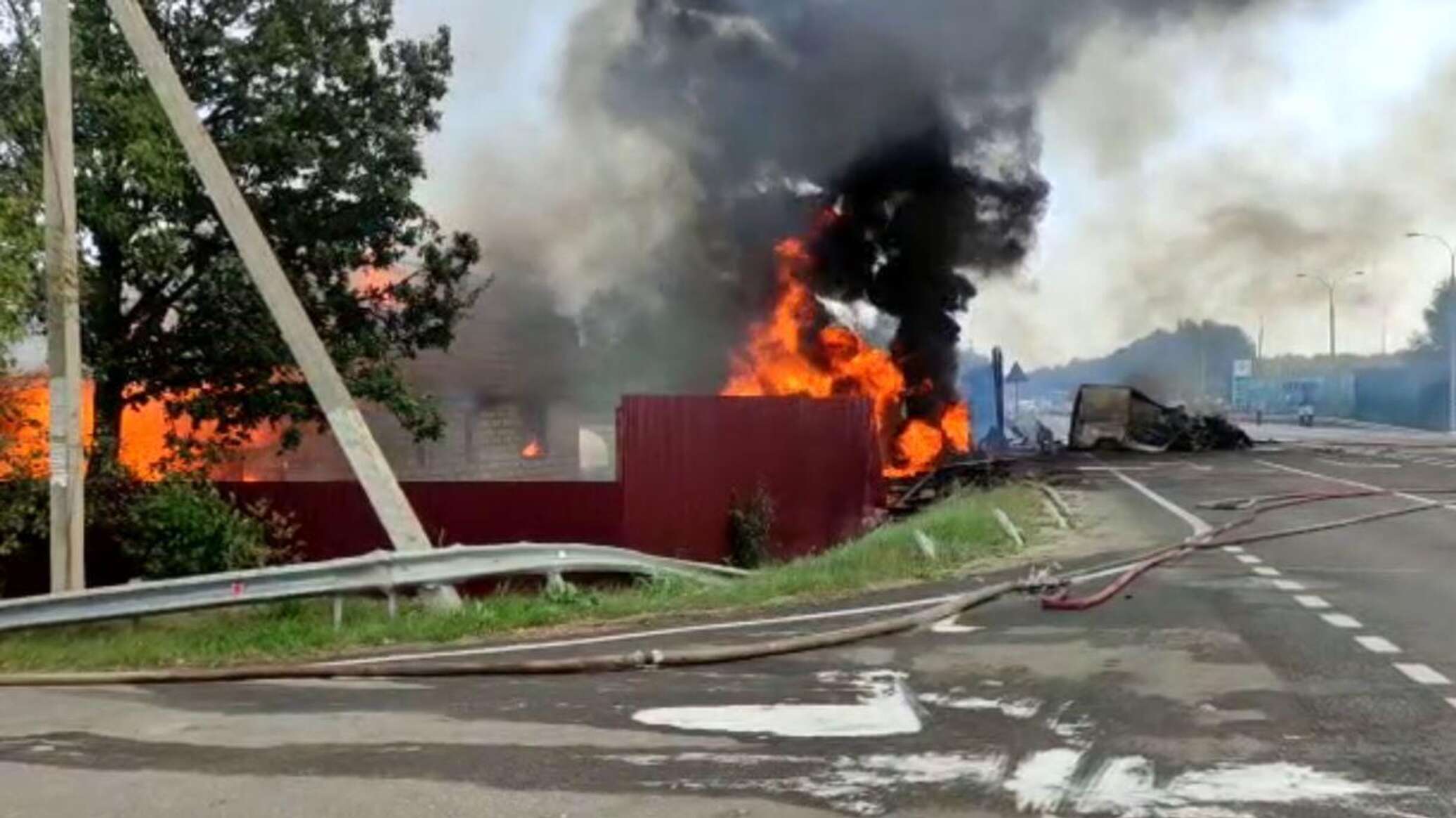 Туношна авария с бензовозом. Школа горит. Авария в Ярославле с бензовозом. Пожар в Красногвардейском районе.