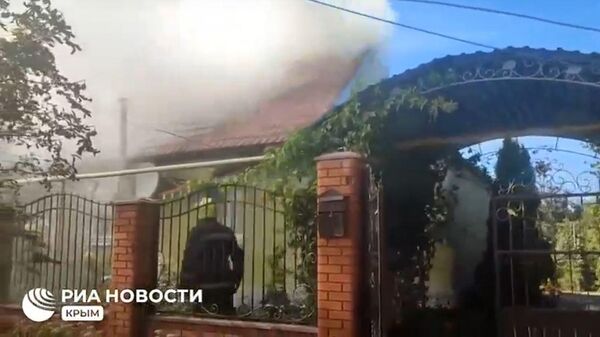 Украинские войска нанесли удар по частным домам в Новой Каховке, повреждены несколько строений. Скриншот