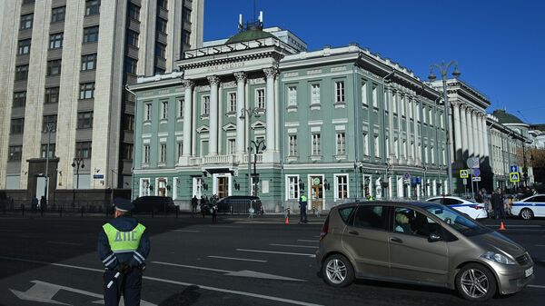 Машины похоронного кортежа у Дома союзов в Москве