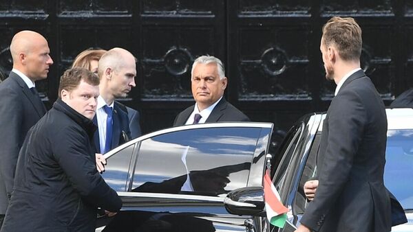 Премьер-министр Венгрии Виктор Орбан (в центре) у Дома союзов в Москве