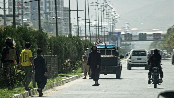 Боевики талибов стоят на страже у дороги возле посольства России в Кабуле. Фото AFP