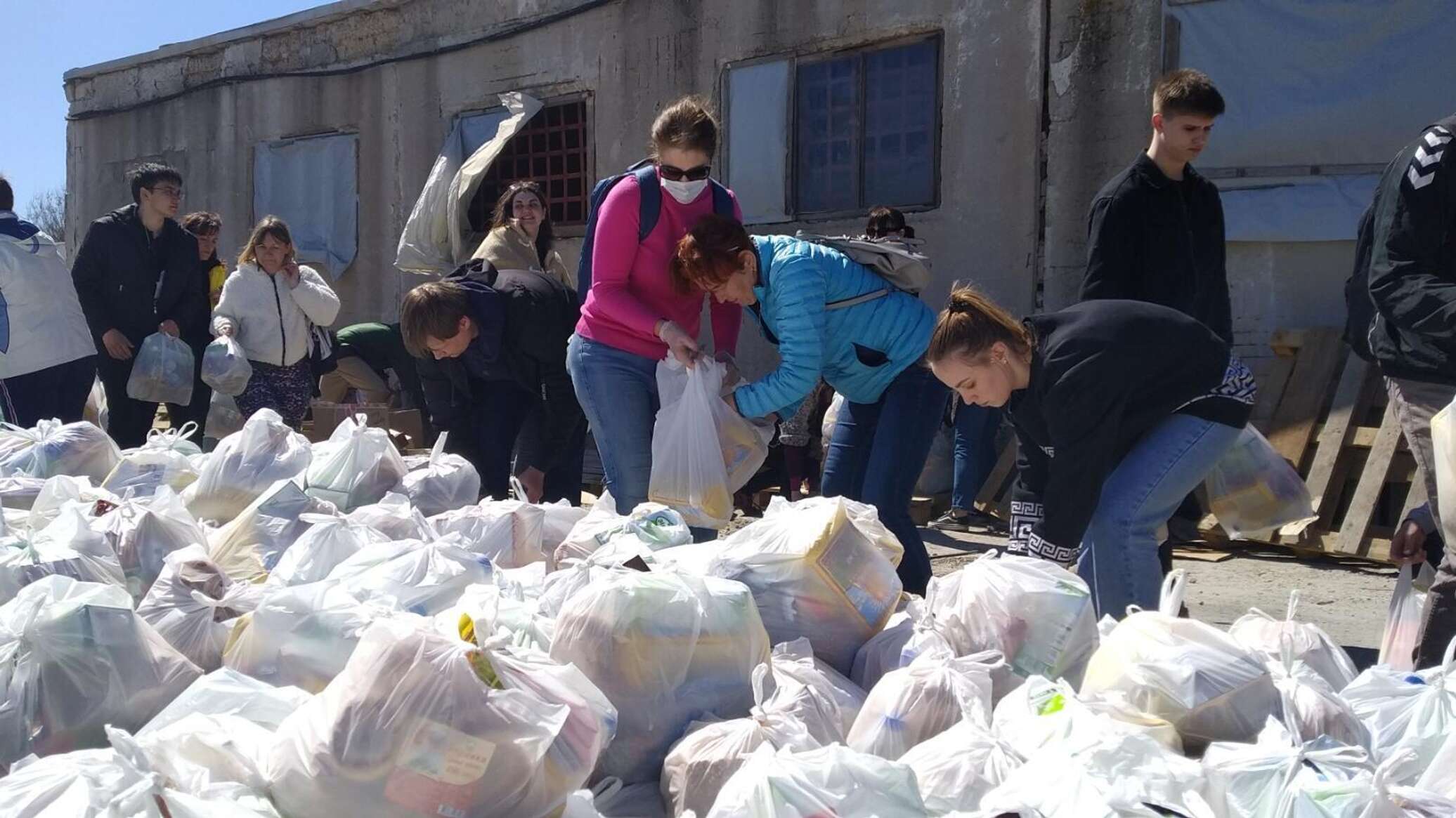 Ситуация в крыму отзывы крымчан сегодня. Гуманитарная помощь сортировка. Крым люди. Жители Украины. Местные жители Крыма фото.