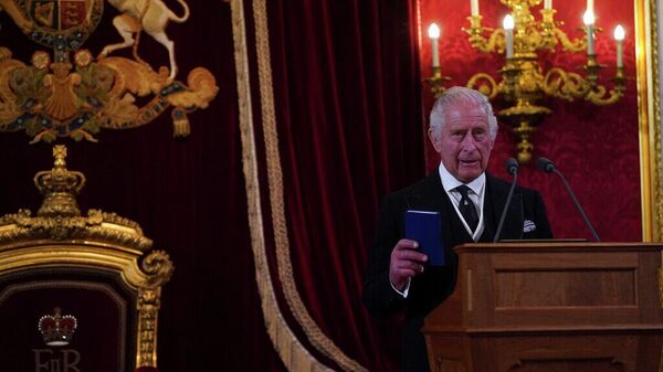 Король Карл III во время Совета по присоединению в Сент-Джеймсском дворце в Лондоне