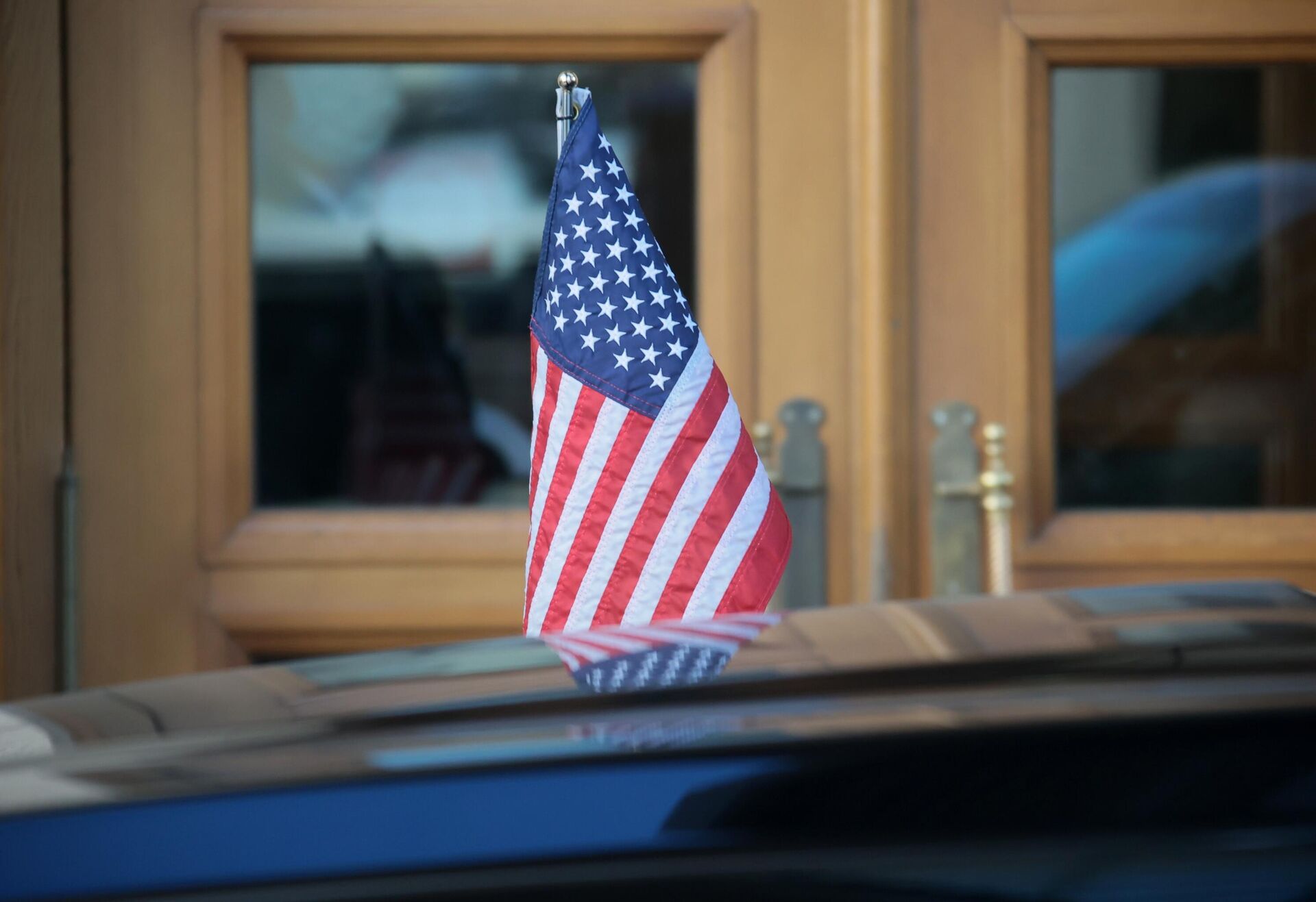 Флаг США на автомобиле помощника госсекретаря США Виктории Нуланд - РИА Новости, 1920, 12.09.2022