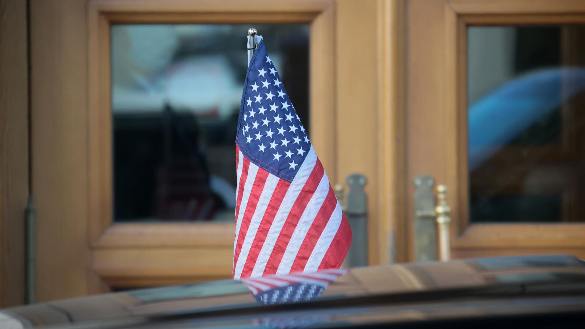 Флаг США на автомобиле помощника госсекретаря США Виктории Нуланд - РИА Новости, 1920, 08.03.2023