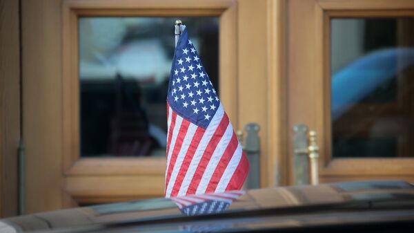 Флаг США на автомобиле помощника госсекретаря США Виктории Нуланд
