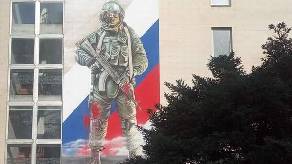 Неизвестные осквернили изображение российского солдата на здании главпочтамта в Симферополе