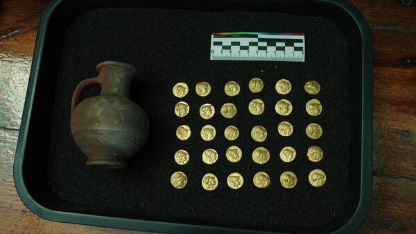 Клад из 30 золотых монет обнаружен при раскопках античного городища Мирмекий на северном берегу Керченской бухты