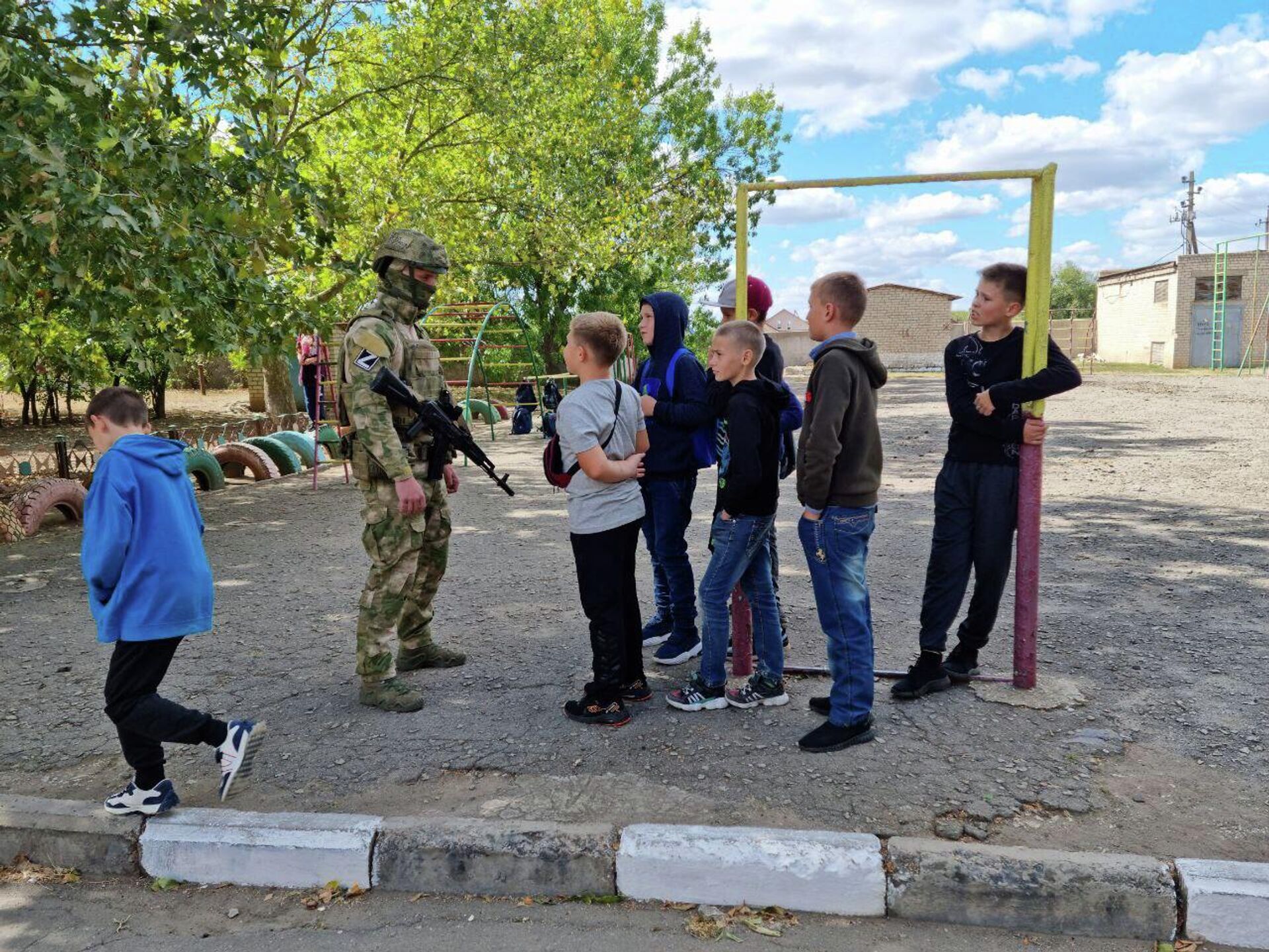 Российские военные с детьми на территории школы в Чаплинке Херсонской области  - РИА Новости, 1920, 21.09.2022