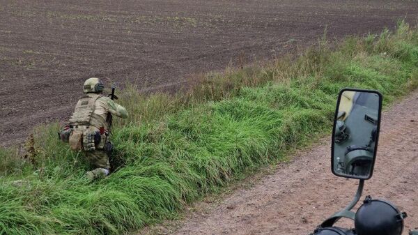 Бойцы Росгвардии проверяют территорию для обеспечения безопасности в период проведения референдума в Херсонской области