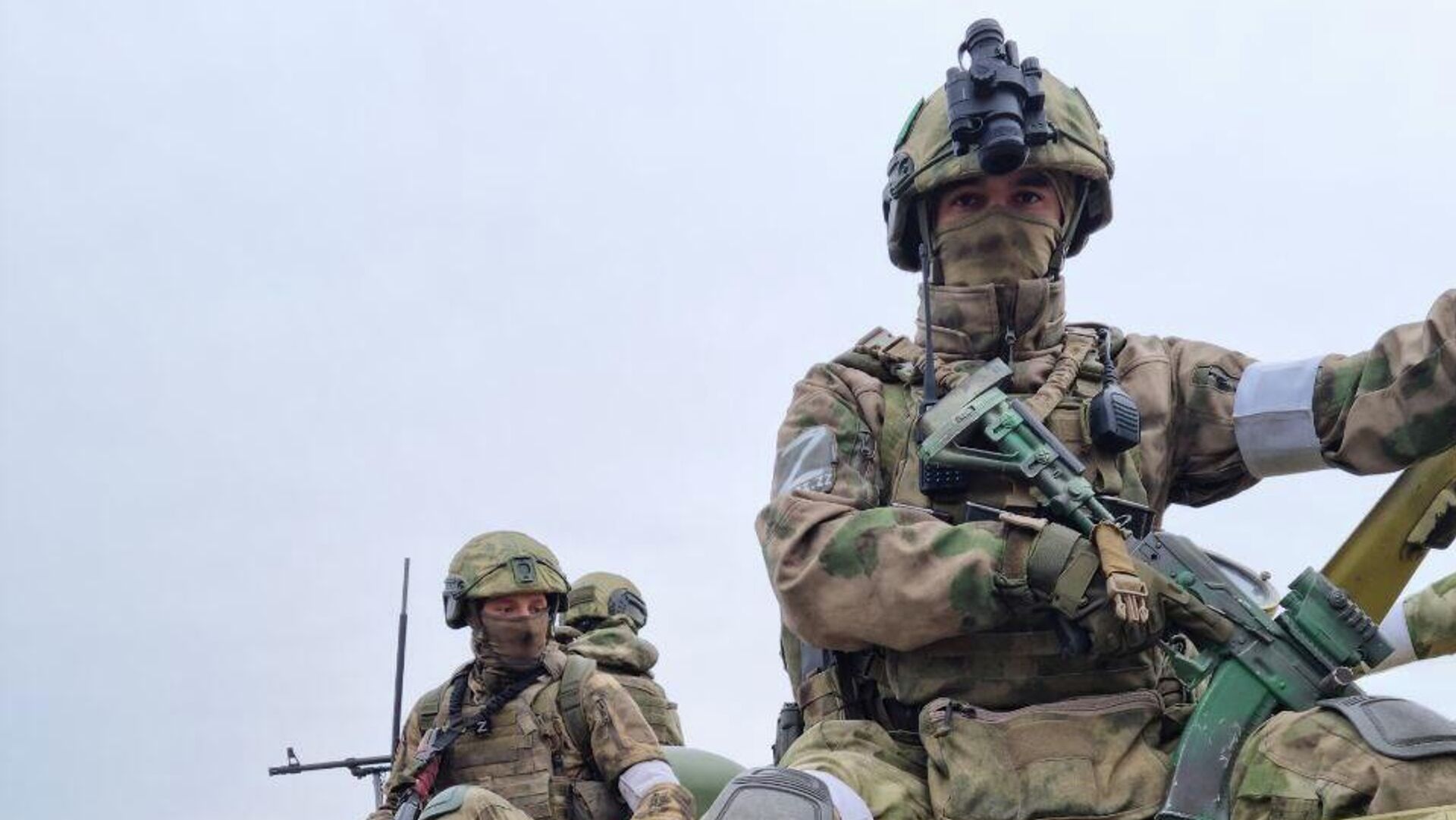 Бойцы Росгвардии проверяют территорию для обеспечения безопасности в период проведения референдума в Херсонской области - РИА Новости, 1920, 02.11.2022