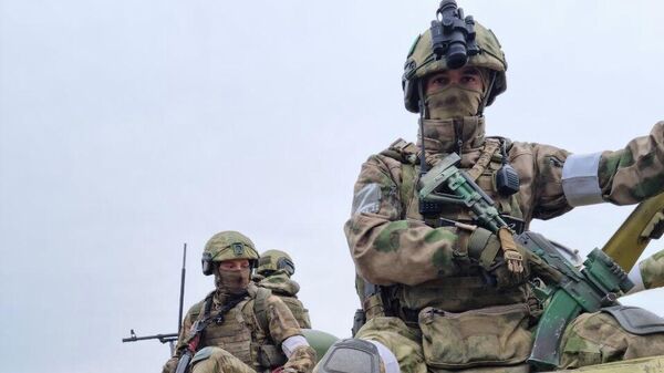 Бойцы Росгвардии проверяют территорию для обеспечения безопасности в период проведения референдума в Херсонской области