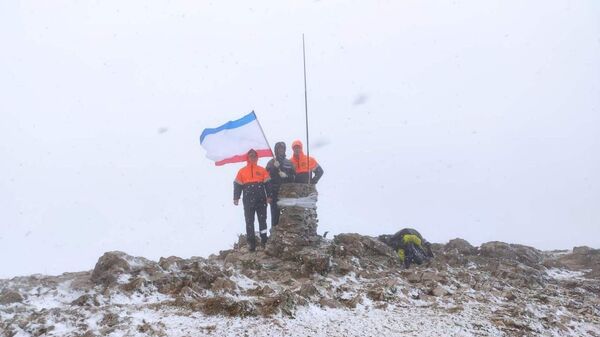 Крымские спасатели совершили восхождение на высшую точку горы Чатыр-Даг. В горах уже выпал первый снег