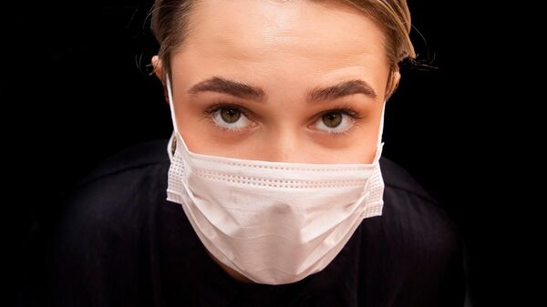 Девушка в медицинской маске