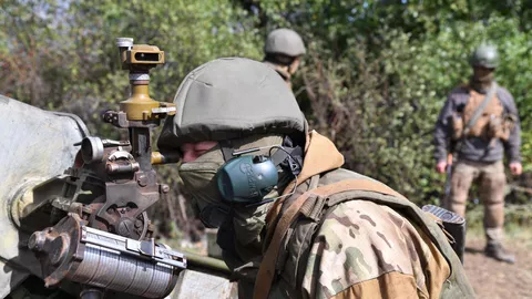 Работа артиллерийского расчета ЧВК Вагнер под Бахмутом в ДНР