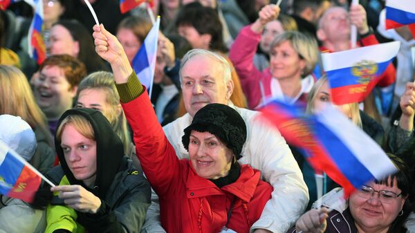 Зрители на митинге-концерте в поддержку присоединения к России ЛНР, ДНР, Херсонской и Запорожской областей на Красной площади в Москве