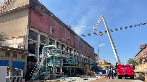 Ликвидация пожара на заводе Максам-Чирчик в Чирчике Ташкентской области