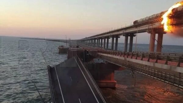 Пожар и повреждения на Крымском мосту