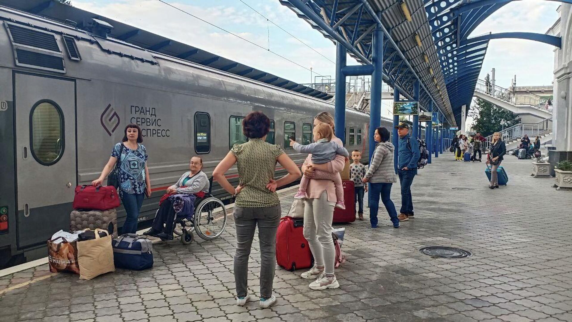 Пассажиры на вокзале Севастополя ждут первый поезд в Санкт-Петербург после ЧП на Крымском мосту - РИА Новости, 1920, 08.10.2022