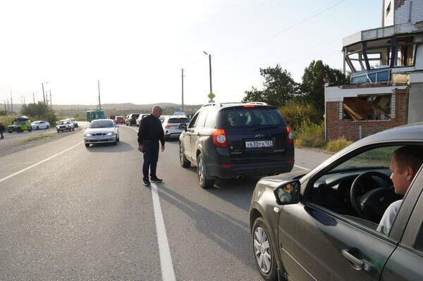 Автомобили едут в сторону паромной переправы в Керчи Автомобили едут в сторону паромной переправы в Керчи