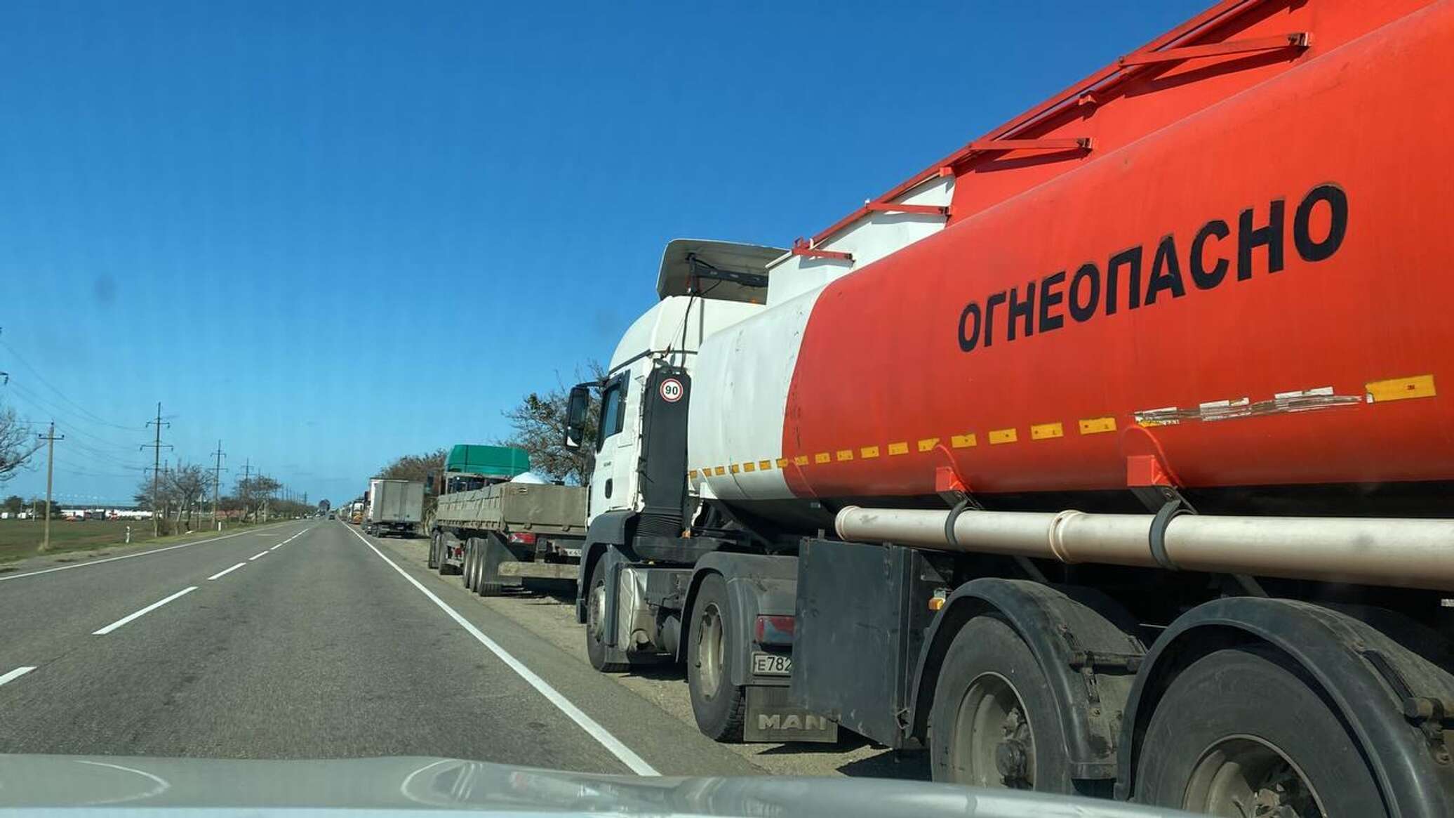 Водитель крым. Тягач для большегрузов. Фуры в Крыму. Порт фуры. Фура везет груз.