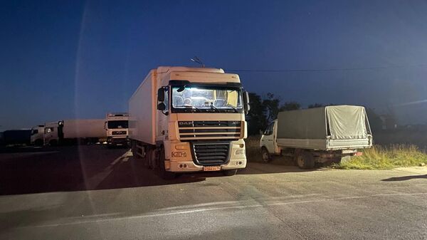 Стоянка для грузовиков в неработающем аэропорту Керчи