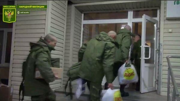 11 военнослужащих Народной милиции ЛНР вернулись домой из украинского плена. Скриншот