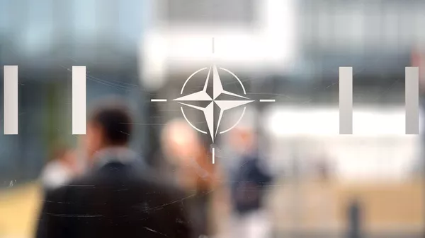 Эмблема Организации Североатлантического договора (НАТО) в Брюсселе.  