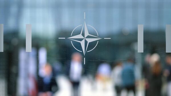 Эмблема Организации Североатлантического договора (НАТО) в Брюсселе.  