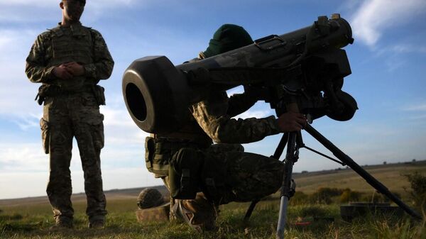 Украинский военный держит противотанковое оружие Джавелин. Фото AFP