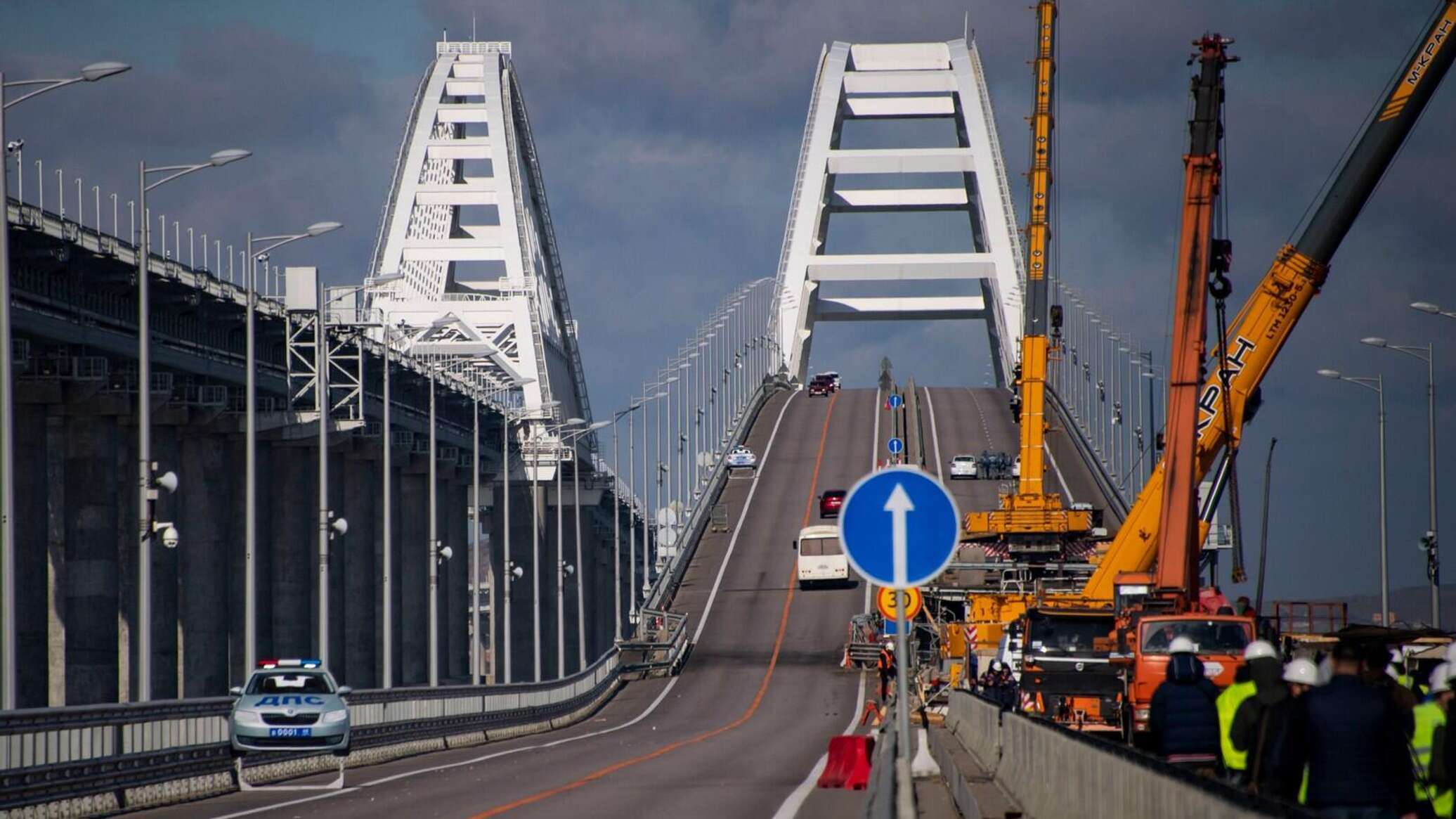 Крымский мост расположен. Крымский мост октябрь 2022. Крымский мост 2023. Крымский мост движение. Крымский мост 2020 год.