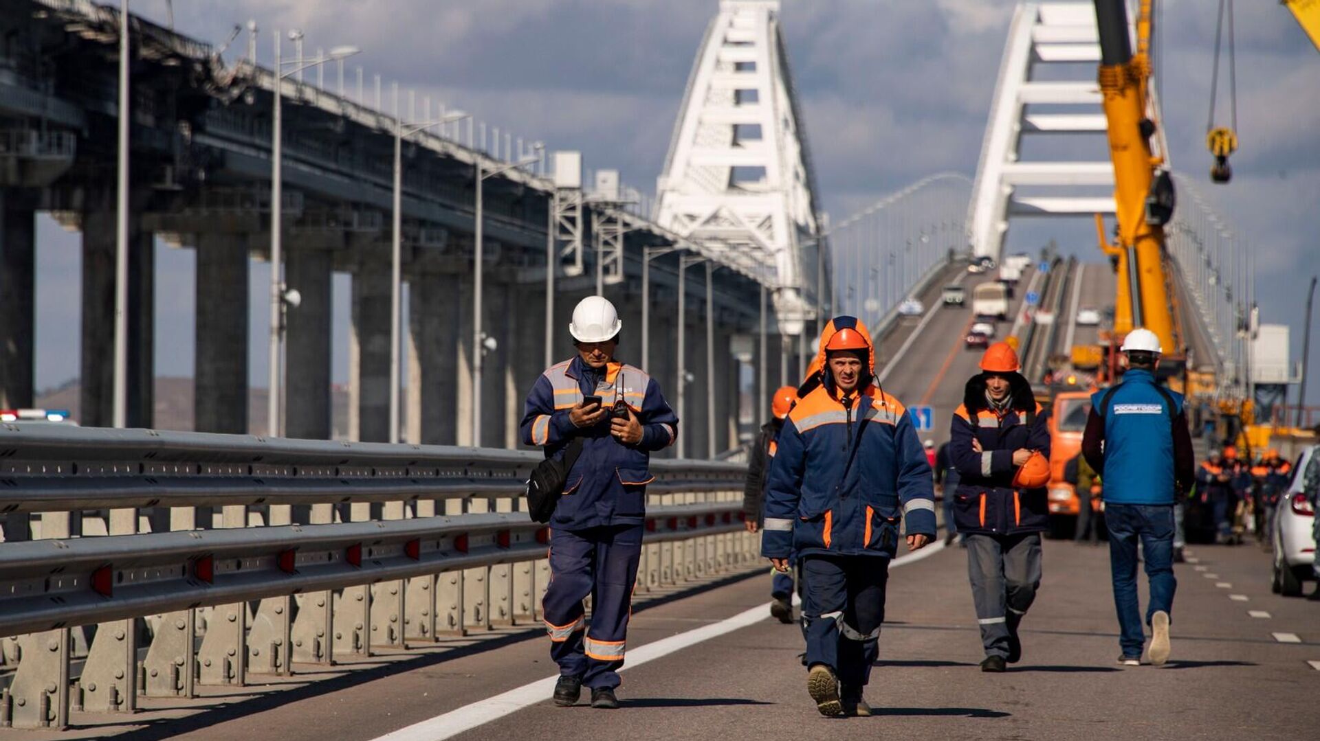 Восстановление повреждённых пролётов Крымского моста после теракта 8 октября 2022 года - РИА Новости, 1920, 03.11.2022